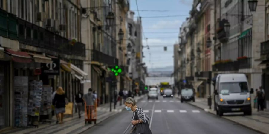 Fussgängerin im Zentrum von Lissabon
