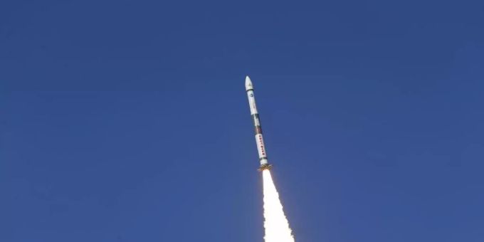 Zwei Satelliten, Xingyun-2 01 und 02, werden von einer Kuaizhou-1A (KZ-1A) Trägerrakete im Nordwesten Chinas gestartet. Foto: Shan Biao/XinHua/dpa Zwei Satelliten, Xingyun-2 01 und 02, werden von einer Kuaizhou-1A (KZ-1A) Trägerrakete im Nordwesten Chinas gestartet. Foto: Shan Biao/XinHua/dpa