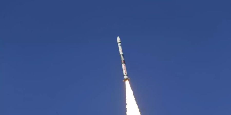 Zwei Satelliten, Xingyun-2 01 und 02, werden von einer Kuaizhou-1A (KZ-1A) Trägerrakete im Nordwesten Chinas gestartet. Foto: Shan Biao/XinHua/dpa