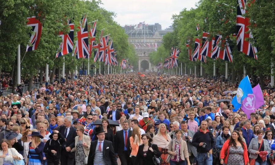 Tausende Royal-Fans verfolgen jährlich live den Megaevent «Trooping the Colour».