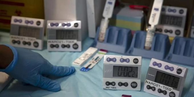 Labortechniker in Südafrika testen eine Blutprobe auf eine HIV-Infektion. Foto: Denis Farrell/AP/dpa Labortechniker in Südafrika testen eine Blutprobe auf eine HIV-Infektion. Foto: Denis Farrell/AP/dpa
