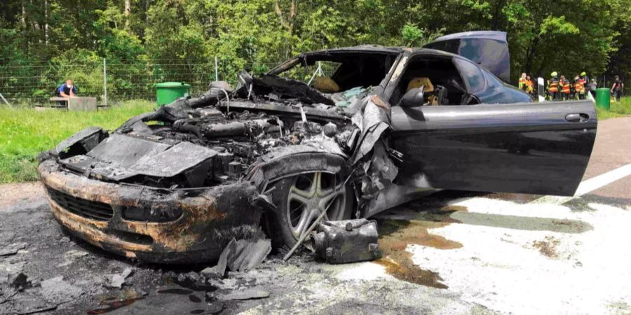 Ein ausgebranntes Auto auf der Raststätte Kriessern West