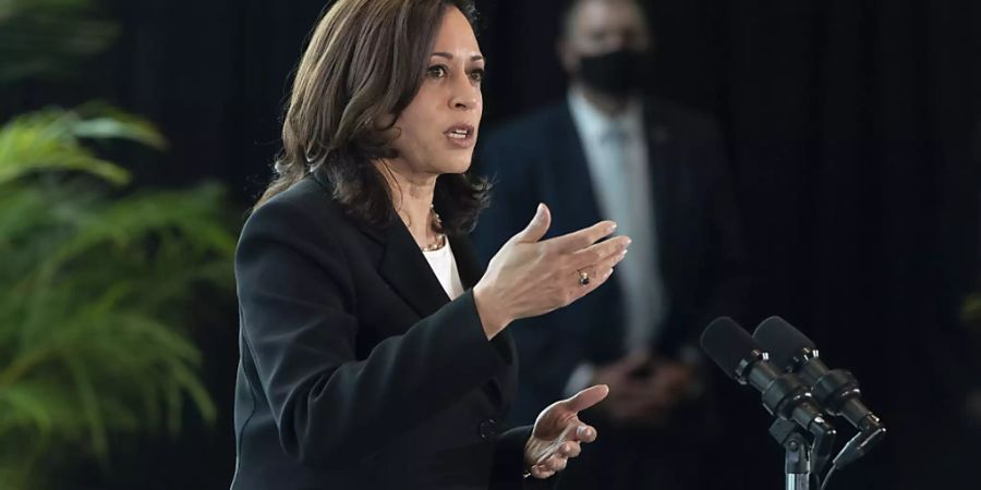 Kamala Harris, Vizepräsidentin der USA, spricht zu den Medien. Foto: Jacquelyn Martin/AP/dpa