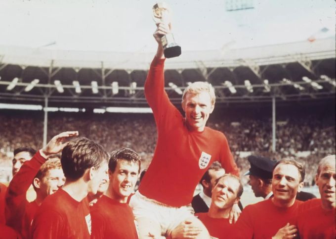Dank dem ebenso umstrittenen wie legendären Wembley-Goal gewinnt England den WM-Final 1966 gegen Deutschland. Euro 2020