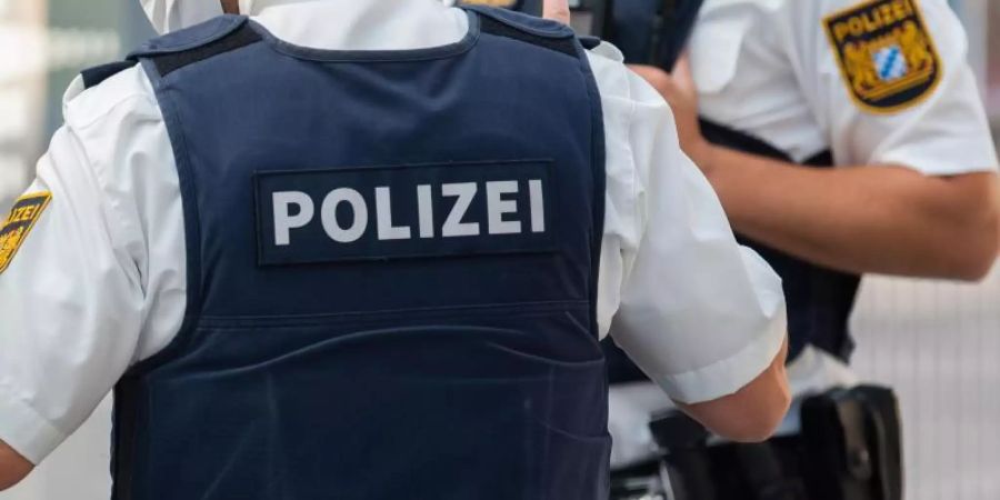 Die Polizei hat Bereiche um den Tatort gesperrt. Foto: Nicolas Armer/dpa
