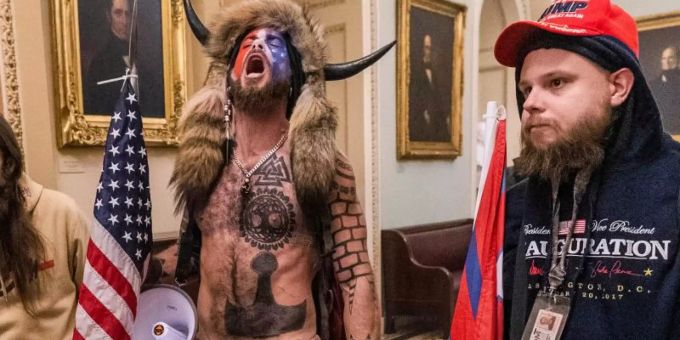 Unterstützer von US-Präsident Trump auf dem Gang vor der Senatskammer. Foto: Manuel Balce Ceneta/AP/dpa Trump