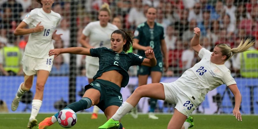 Der FC Arsenal möchte gerne Alessia Russo (r) von Manchester United verpflichten.