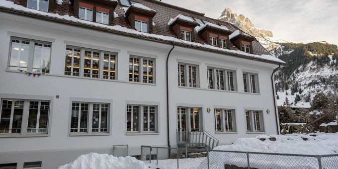 Dorfschulhaus an der äusseren Dorfstrasse in Kandersteg. - Kandersteg Dorfschulhaus an der äusseren Dorfstrasse in Kandersteg. - Kandersteg