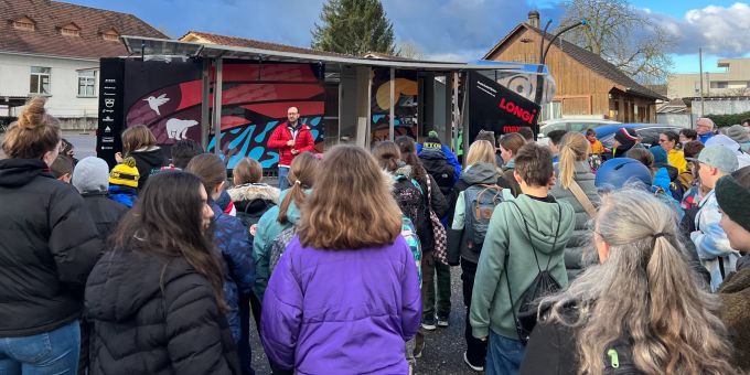 Das Projektteam der Schweizer Technologie Solar Butterfly informiert und sensibilisiert Schüler. Schweizer Technologie