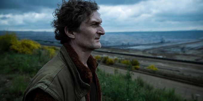 Konrad Baumann (Jörn Hentschel) an der Tagebau-Abbruchkante. tatort