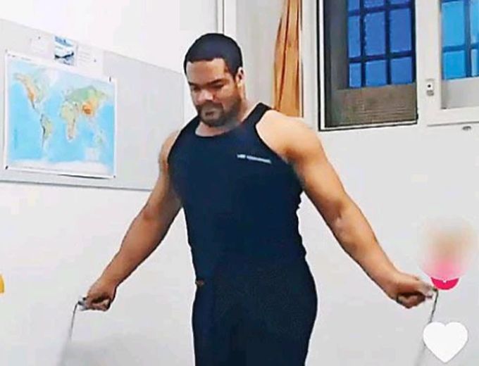 Brian arbeitete im Gefängnis fleissig an seiner Fitness. brian