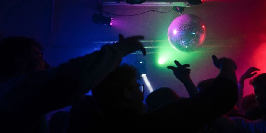 Social-Media-Selfies, wilde Partynächte oder sogar Straftaten: Was Arbeitnehmerinnen und Arbeitnehmer in ihrer Freizeit tun, geht Vorgesetzte in der Regel nichts an.