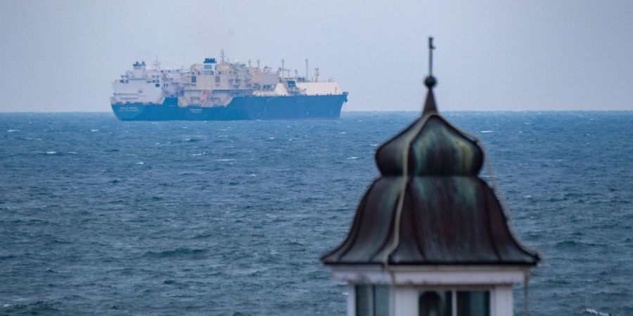 LNG-Tanker liegen vor der Küste der Insel Rügen.