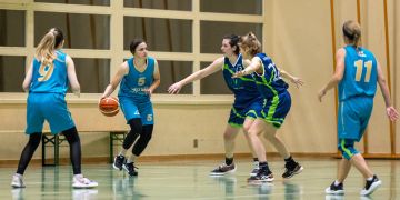Basketballspielerinnen im Spiel.