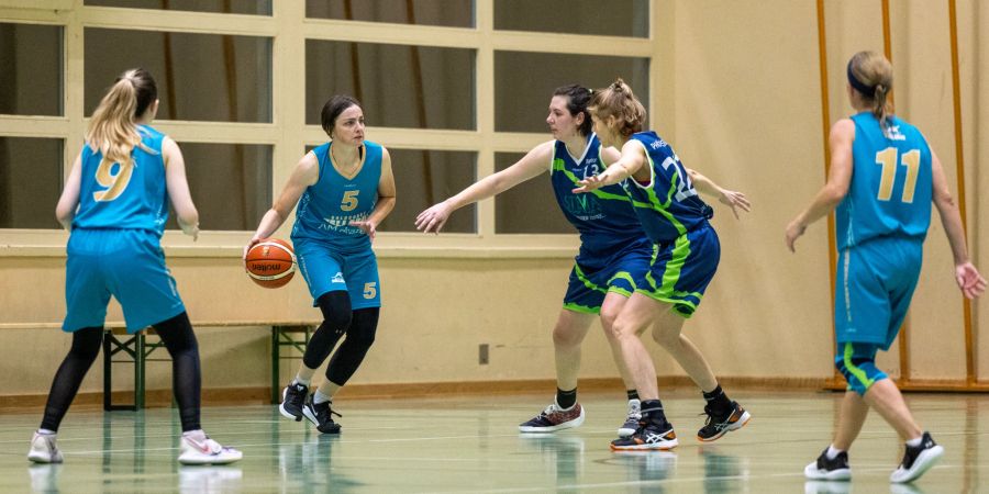 Basketballspielerinnen im Spiel.