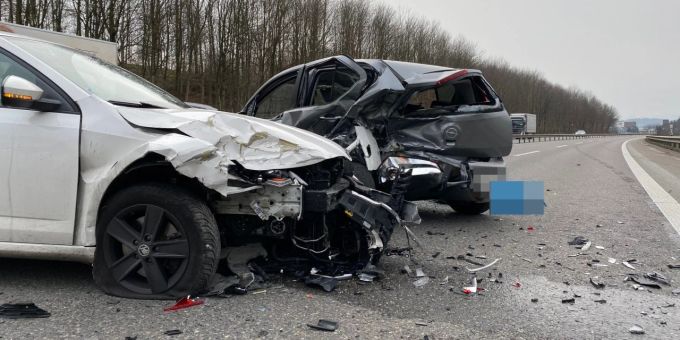 Bei Suhr AG fuhr am Montag ein Auto heftig auf einen stehenden Pannenwagen auf. Auffahrkollision suhr