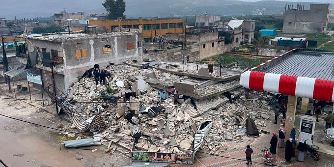 Menschen durchsuchen die Trümmer eines eingestürzten Gebäudes in der Stadt Azmarin in der Provinz Idlib im Norden Syriens. Zwei heftige Erdbeben haben kurz nacheinander den Südosten der Türkei erschüttert. Ghaith Alsayed/AP/dpa Erdbeben