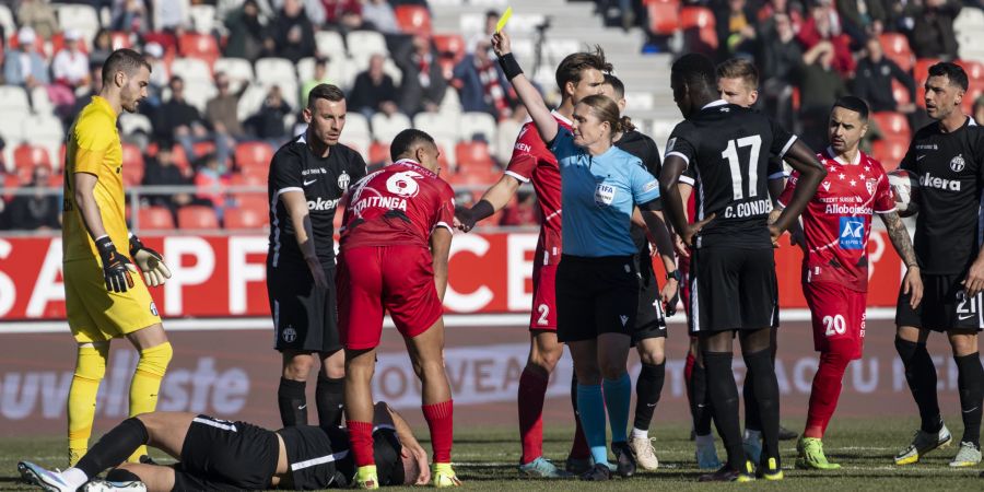 Schiedsrichterin Esther Staubli hat im Spiel der Super League zwischen Sion und dem FCZ viel zu tun.