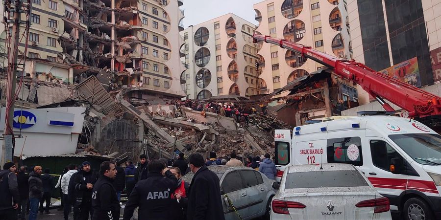 Rettungskräfte versuchen verschüttete Bewohner in einem eingestürzten Gebäude in Diyarbakir zu erreichen.