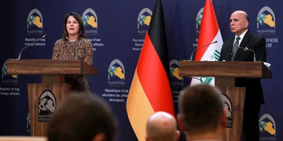 Baerbock und Fuad Hussein bei Pressekonferenz in Bagdad