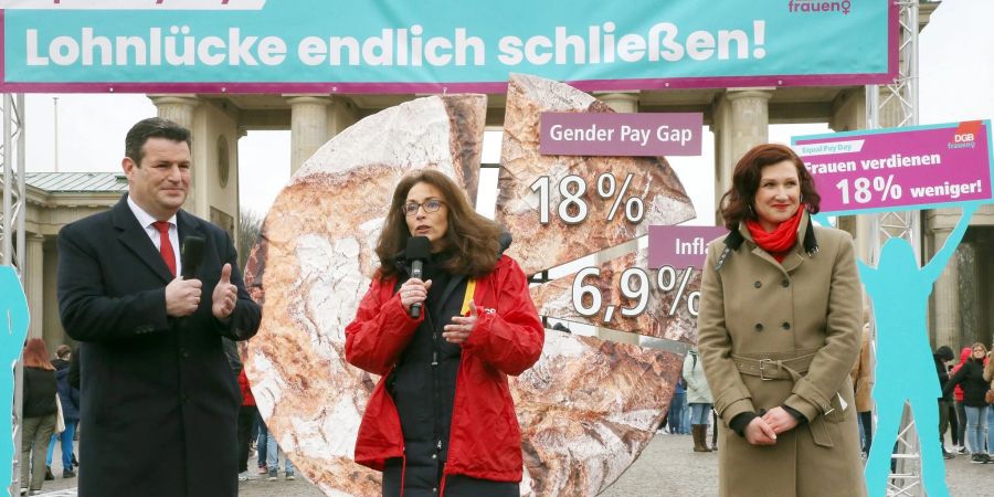 DGB-Vorsitzende Yasmin Fahimi gibt am Vortag des Internationalen Frauentages ein Statement zum Equal Pay Day vor dem Brandenburger Tor ab.