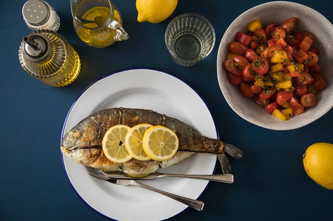 Bei einer ketogenen Ernährung stehen gesunde Fette im Vordergrund – zum Beispiel aus Fisch. Fisch ketogene Ernährung Fette