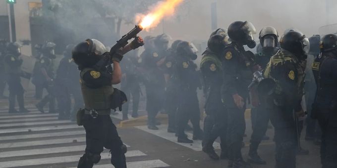 Angesichts der seit Wochen anhaltenden Auseinandersetzungen bei regierungskritischen Protesten in Peru hat Präsidentin Dina Boluarte zu einem «nationalen Waffenstillstand» aufgerufen. Im Bild ein Polizeiaufmarsch wegen einer Demonstration in Lima am Dienstag. (Archivbild) Angesichts der seit Wochen anhaltenden Auseinandersetzungen bei regierungskritischen Protesten in Peru hat Präsidentin Dina Boluarte zu einem «nationalen Waffenstillstand» aufgerufen. Im Bild ein Polizeiaufmarsch wegen einer Demonstration in Lima am Dienstag. (Archivbild)