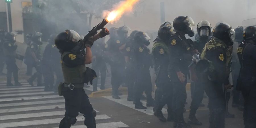 Angesichts der seit Wochen anhaltenden Auseinandersetzungen bei regierungskritischen Protesten in Peru hat Präsidentin Dina Boluarte zu einem «nationalen Waffenstillstand» aufgerufen. Im Bild ein Polizeiaufmarsch wegen einer Demonstration in Lima am Dienstag. (Archivbild)