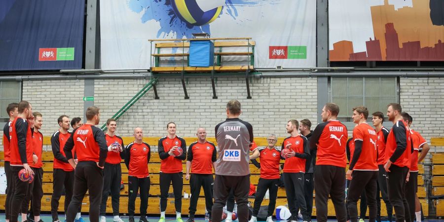 Deutschlands Trainer Alfred Gislason (M) leitet eine Trainingseinheit.