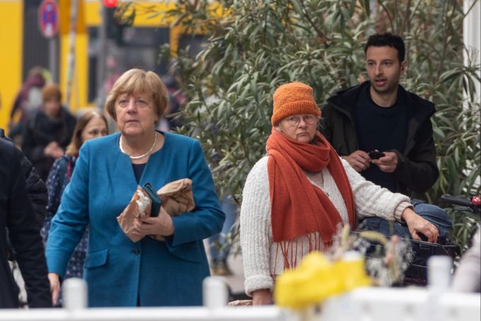 Angela Merkel zieht alle Blick auf sich. angela merkel