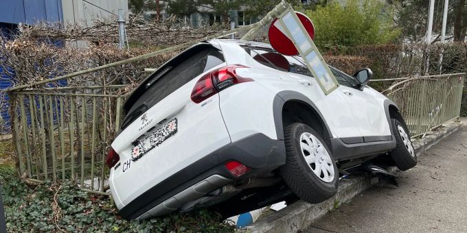 Reichnach: Personenwagenlenkerin verursacht Selbstunfall Reichnach: Personenwagenlenkerin verursacht Selbstunfall
