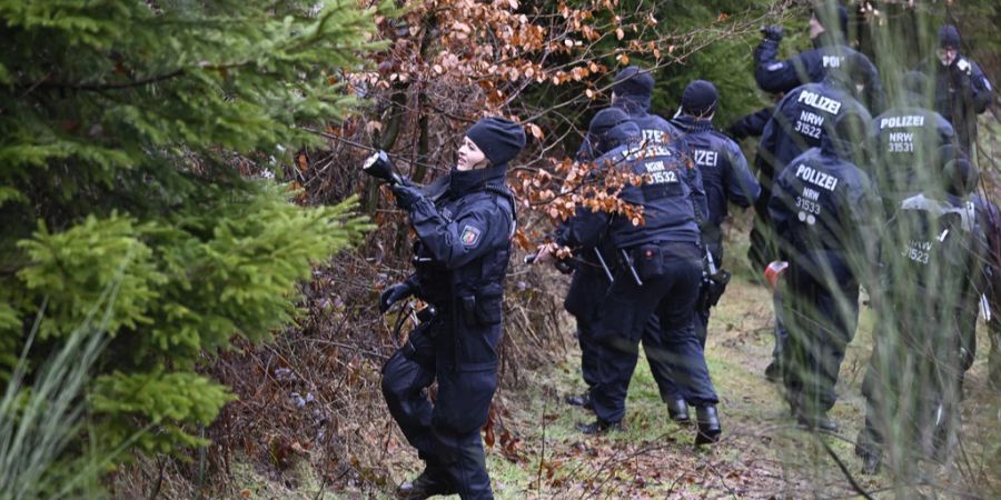 Polizisten durchsuchen den Wald, in dem Luise (†12) gefunden wurde.