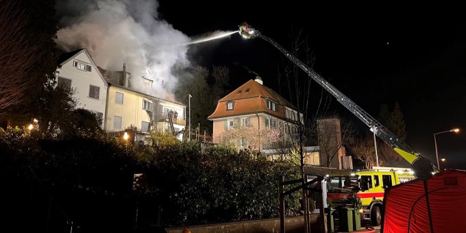 Löscharbeiten der Feuerwehr in Winterthur ZH. Winterthur ZH Brand
