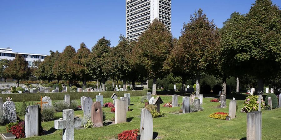 Die Friedhofgebühren der Kantonshauptstädte sind sehr unterschiedlich und deren Höhe wurde beanstandet. Der Preisüberwacher hat nun Schwellenwerte empfohlen, die nicht überstiegen werden sollten. (Archivbild)