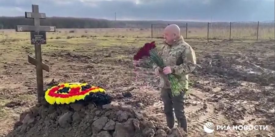 Wagner-Chef Prigoschin legt Blumen auf einem Soldaten-Grab nieder: Viele der Gefallenen sterben in der Ukraine. Laut der NGO «Rus Sidjaschtschaja» sind von den 50'000 rekrutierten Gefangenen nur noch 10'000 übrig.