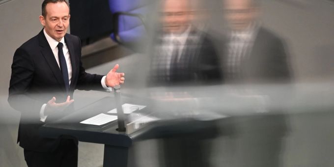 Bundesverkehrsminister Volker Wissing (FDP) betont immer wieder, dass die EU-Kommission einen Vorschlag unterbreiten müsse, wie nach 2035 noch private Neuwagen zugelassen werden können, die klimaneutrale, synthetische Kraftstoffe, sogenannte E-Fuels tanken. Bundesverkehrsminister Volker Wissing (FDP) betont immer wieder, dass die EU-Kommission einen Vorschlag unterbreiten müsse, wie nach 2035 noch private Neuwagen zugelassen werden können, die klimaneutrale, synthetische Kraftstoffe, sogenannte E-Fuels tanken.