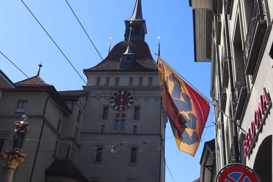 Der Käfigturm in der Stadt Bern steht neben dem Bärenplatz.