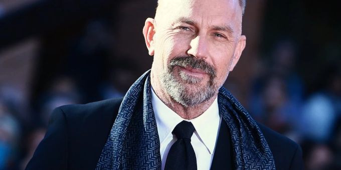 Verleihung verpasst - Kevin Costner packt Golden Globe zu Hause aus