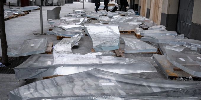 Reste der Acrylverkleidung des zerstörten Zylinders des Aquadoms liegen fünf Wochen nach dem Vorfall in der Hotellobby des CityQuartier DomAquaree. Reste der Acrylverkleidung des zerstörten Zylinders des Aquadoms liegen fünf Wochen nach dem Vorfall in der Hotellobby des CityQuartier DomAquaree.