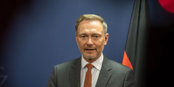 Die Debatte um ein Aussetzen der Schuldenbremse hält Bundesfinanzminister Christian Lindner (FDP) für «ökonomisch verfehlt». Die Debatte um ein Aussetzen der Schuldenbremse hält Bundesfinanzminister Christian Lindner (FDP) für «ökonomisch verfehlt».