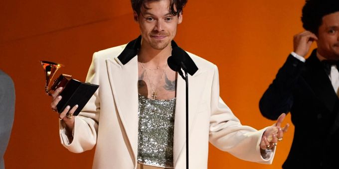 Glänzende Ketten zu glitzerndem Top: Popsänger Harry Styles begeistert seit geraumer Zeit Musikkritiker und Modeexperten gleichermassen. Glänzende Ketten zu glitzerndem Top: Popsänger Harry Styles begeistert seit geraumer Zeit Musikkritiker und Modeexperten gleichermassen.