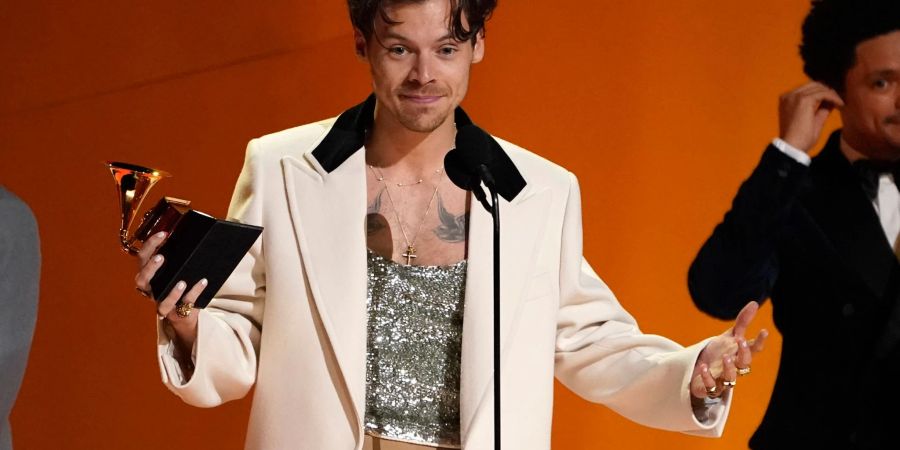 Glänzende Ketten zu glitzerndem Top: Popsänger Harry Styles begeistert seit geraumer Zeit Musikkritiker und Modeexperten gleichermassen.