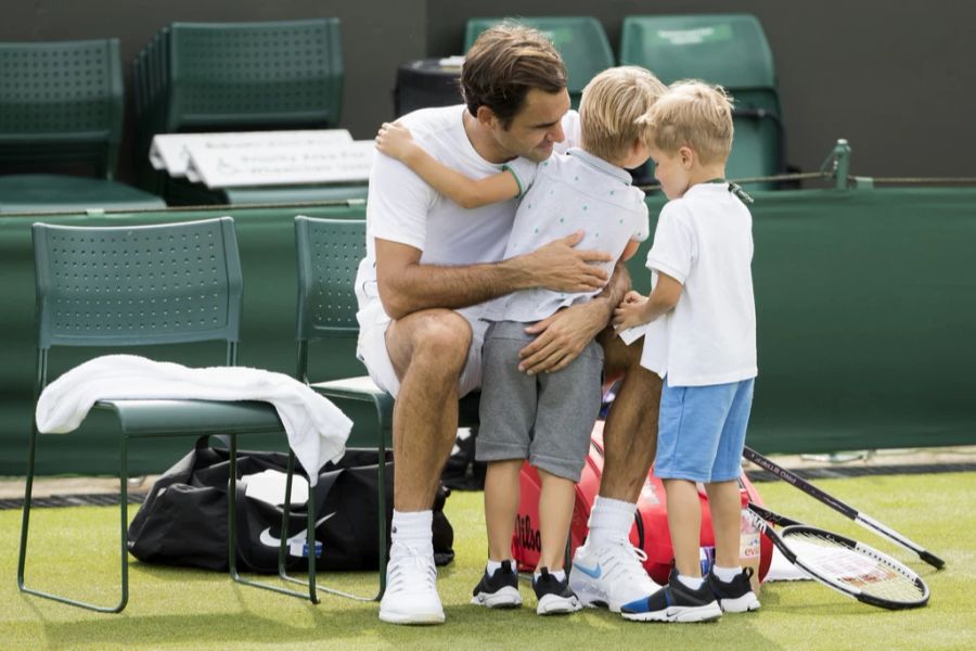 Roger Federer mit seinen Söhnen Leo (8) und Lenny (8) im Jahr 2018.