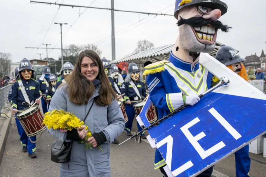 Regierungsrätin Stephanie Eymann mit der Lälli-Clique an der Basler Fasnacht 2023, welche sich die Polizei als Sujet ausgesucht hat.