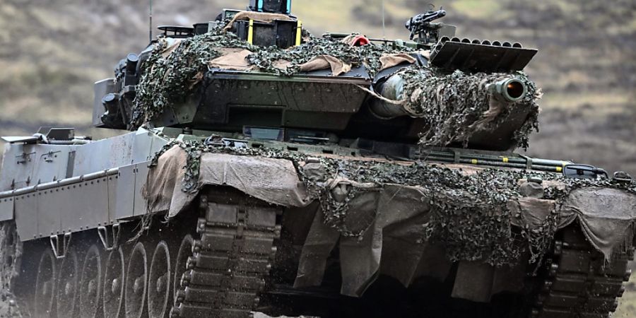 Mit dem Verkauf von Panzern an Deutschland würde die Schweiz laut Völkerrechtler Oliver Diggelmann in die militärische Unterstützungslogistik der Ukraine eingebunden. «Die Schweiz muss sich entscheiden, ob sie sich in diese militärische Dimension involvieren will.» (Archivbild)