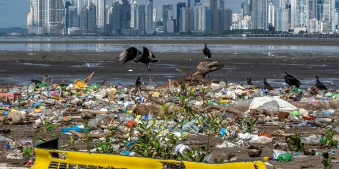 Plastikmüll an einem Strand Plastikmüll an einem Strand