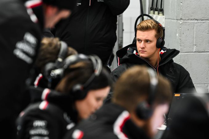 Der neue Test- und Ersatzfahrer bei Mercedes, Mick Schumacher, beobachtet den Shakedown in Silverstone. Mick Schumacher Mercedes