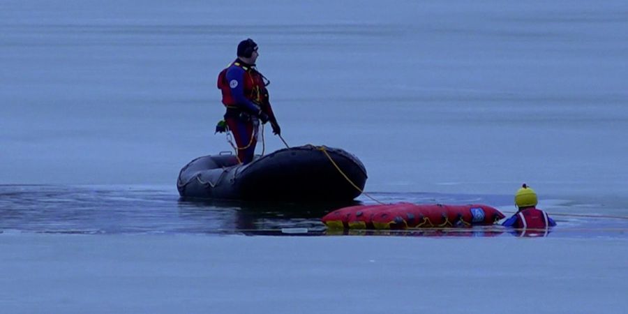 Taucher in einem Stausee in Südthüringen im Einsatz. Ein Geschwisterpaar ist auf dem zugefrorenen Stausee wahrscheinlich eingebrochen und dabei ums Leben gekommen.