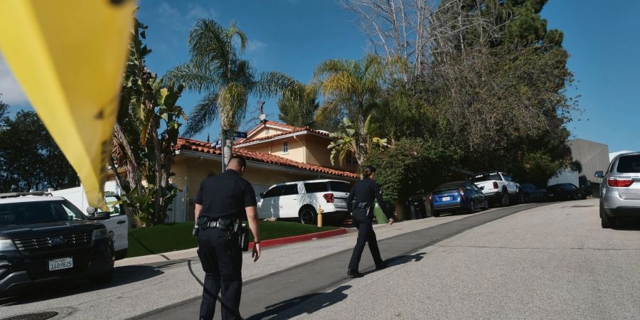 Die Polizei sperrt im Nobelviertel Beverly Crest in LOsa Angeles ein Haus ab, nachdem drei Frauen in einem Auto von Unbekannten getötet worden.