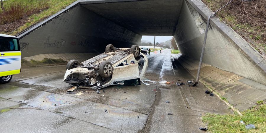 Birmenstorf: Nach Selbstunfall auf dem Dach gelandet